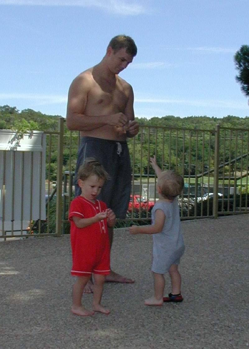 2001/07(July)/01(4th_of_July_Fun)/800x600_2001-07-04-Snap-Cracker-Fun-3.JPG