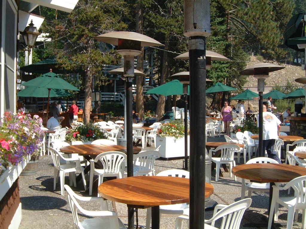 2001/08(August)/04(Tahoe-Golf)/1024x768_2001-08-29-7-Squaw-Valley.JPG