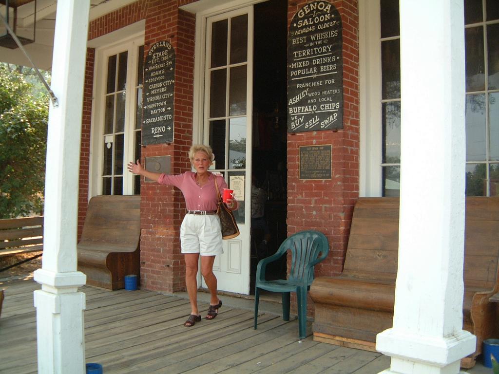 2001/08(August)/04(Tahoe-Golf)/1024x768_2001-08-30-7-Oldest-Nevada-Bar.JPG