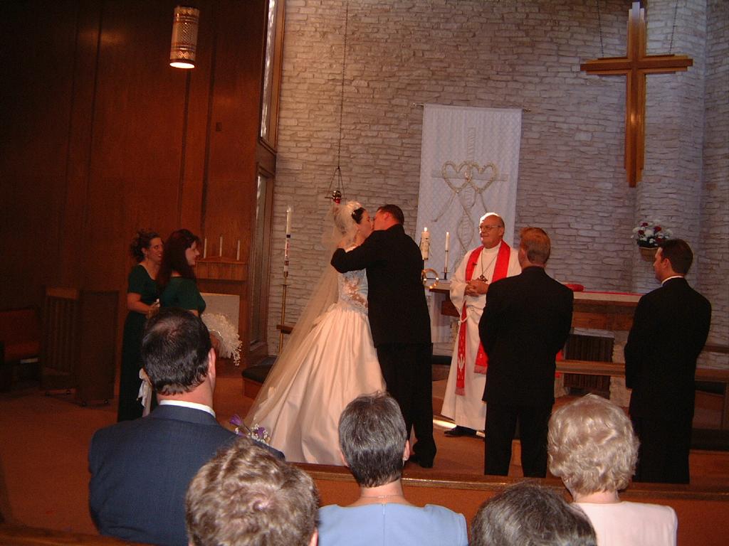 2001/10(October)/04(Wedding)/1024x768_2001-10-27-13.JPG