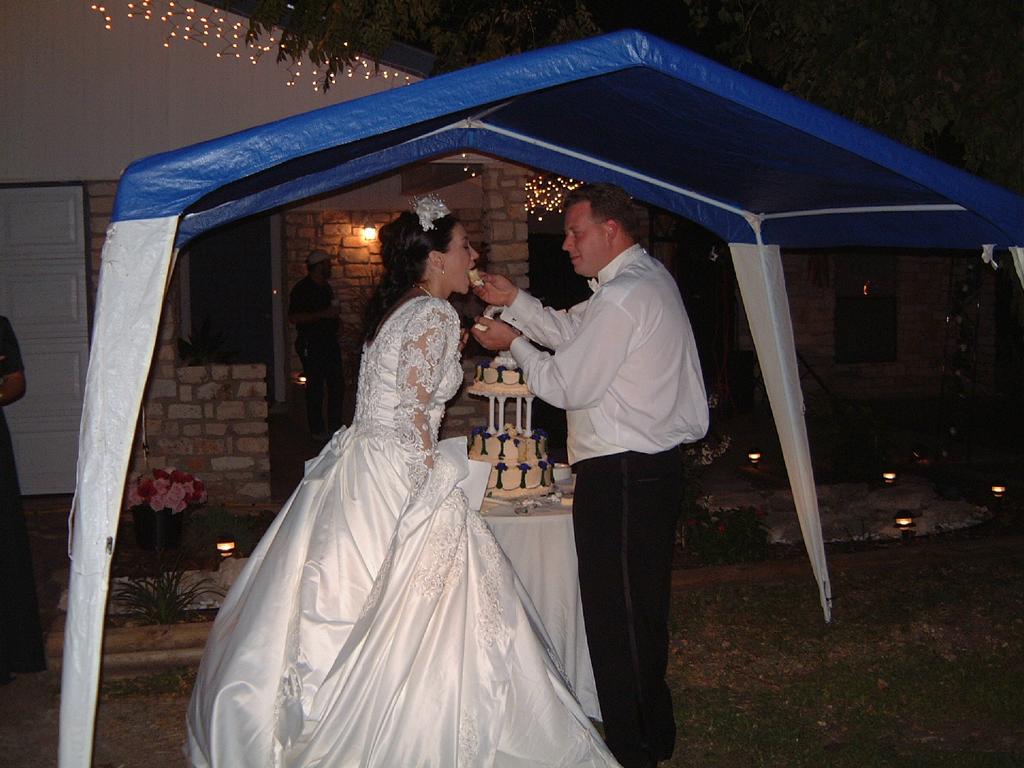 2001/10(October)/04(Wedding)/1024x768_2001-10-27-34.JPG