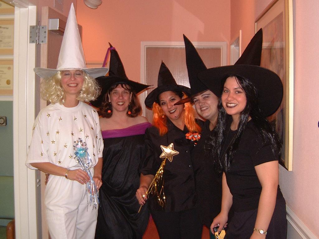 2001/10(October)/05(Halloween)/1024x768_2001-10-31-04-Gynics-Witches.JPG