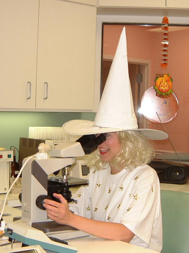 2001-10-31-13-Vicki-Good-Witch-Glenda.JPG