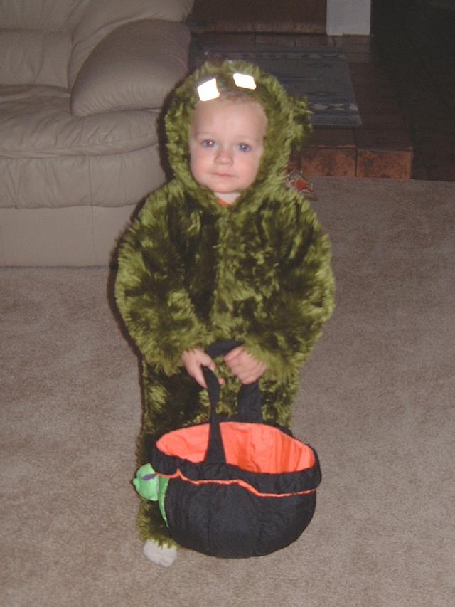2001-10-31-15-Vale-Trick-or-Treat.JPG