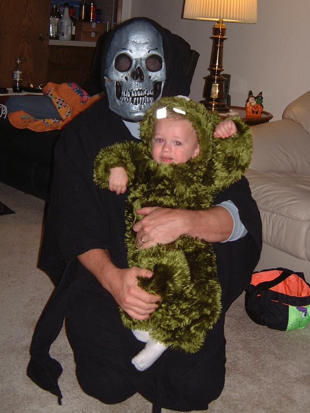 2001/10(October)/05(Halloween)/640x480_2001-10-31-16-Vale-Trick-or-Treat.JPG