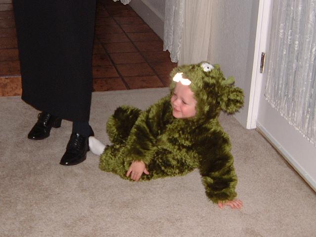 2001-10-31-17-Vale-Trick-or-Treat.JPG