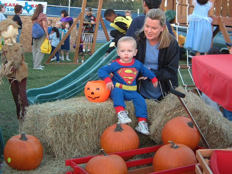 2001/10(October)/05(Halloween)/800x600_2001-10-28-03-Vale-Halloween.JPG