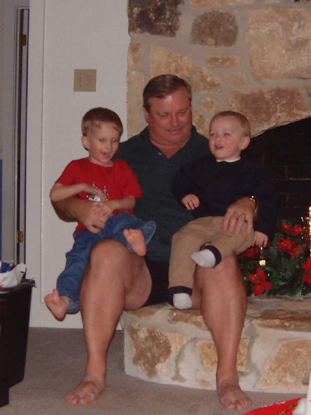 2001/12(December)/02(Family-Christmas)/640x480_2001-12-27-17-Late-Xmas.JPG