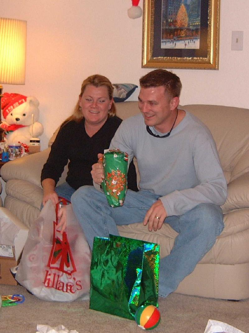 2001/12(December)/02(Family-Christmas)/800x600_2001-12-24-12.JPG