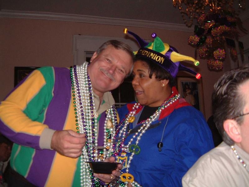 2002/02(Feb)/01(MardiGras)/800x600_2002-02-07-09-Balcony.JPG