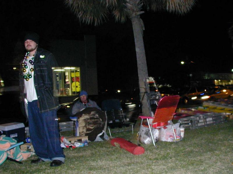 2002/02(Feb)/01(MardiGras)/800x600_2002-02-08-70-waiting-for-Parade.JPG