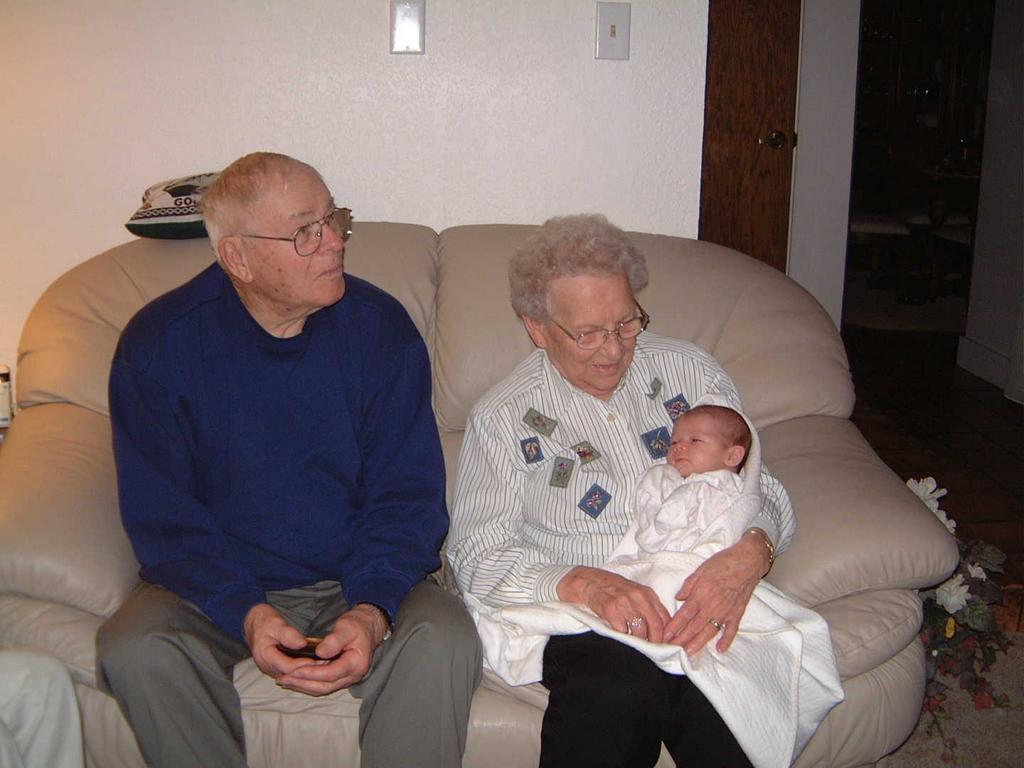 2002/02(Feb)/04(GreatGrandparents)/1024x768_2002-02-22-18-GreatGrGrVisit.JPG