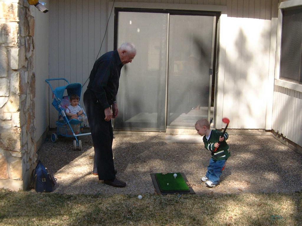 2002/02(Feb)/04(GreatGrandparents)/1024x768_2002-02-25-01-4-generation.JPG