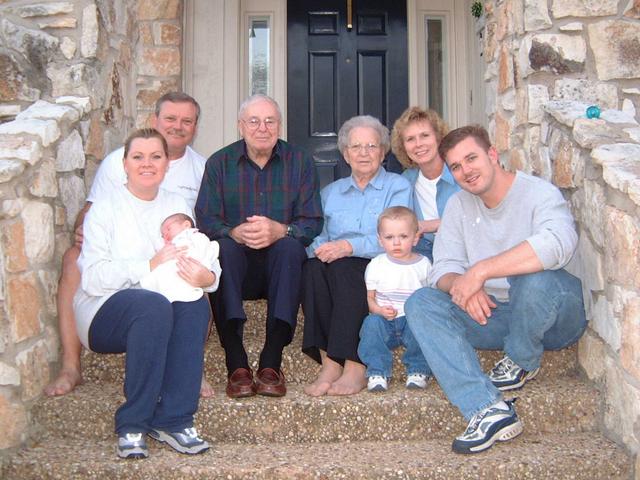 2002/02(Feb)/04(GreatGrandparents)/640x480_2002-02-25-04-4-generation.JPG