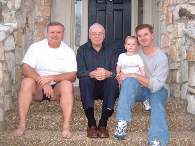 2002/02(Feb)/04(GreatGrandparents)/640x480_2002-02-25-05-4-generation.JPG