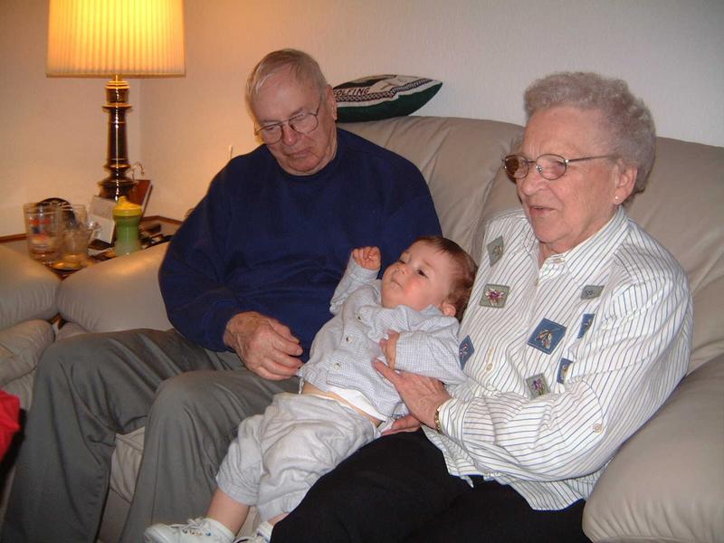 2002/02(Feb)/04(GreatGrandparents)/800x600_2002-02-22-16-GreatGrGrVisit.JPG
