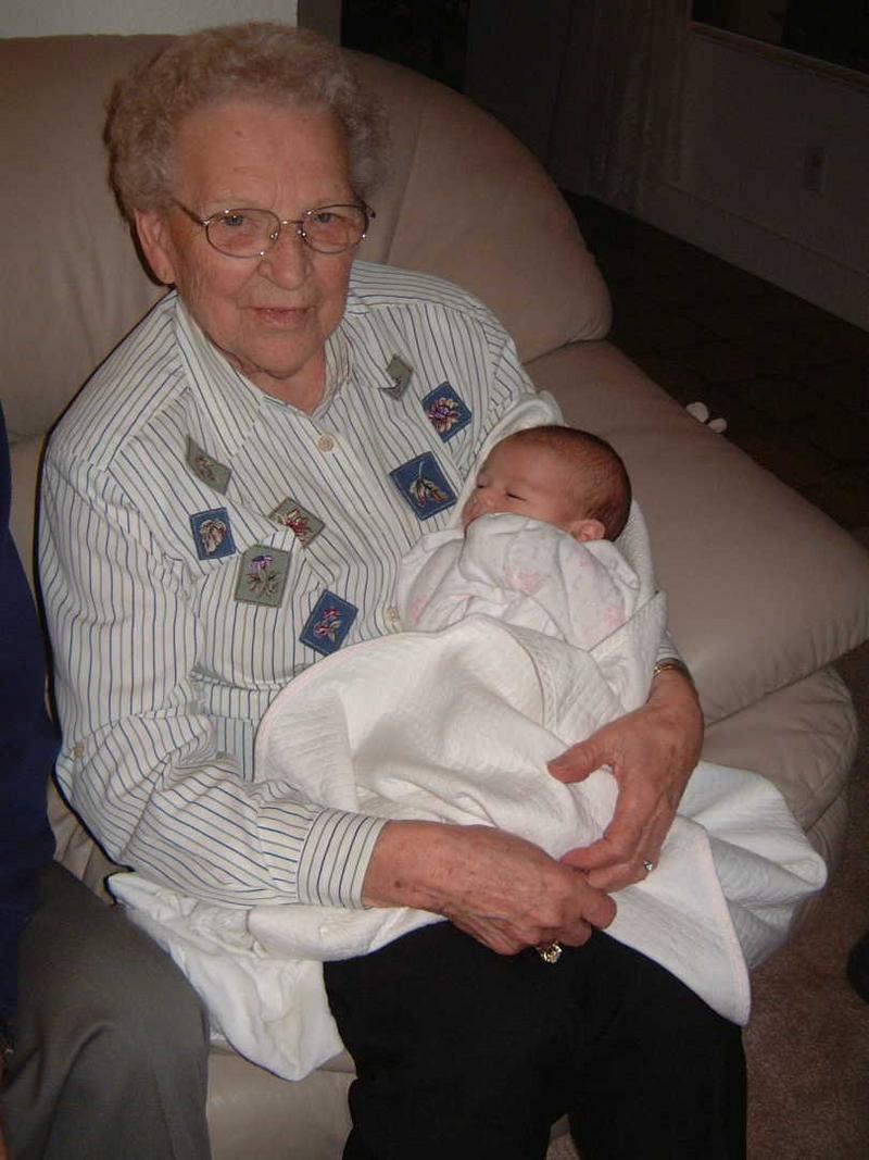 2002/02(Feb)/04(GreatGrandparents)/800x600_2002-02-22-20-GreatGrGrVisit.JPG