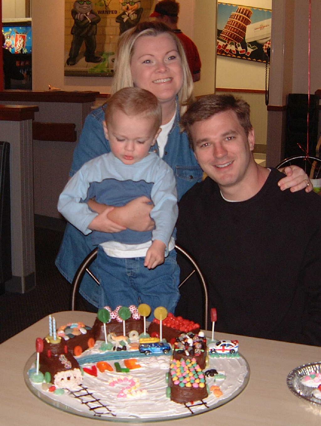2002/03(Mar)/01(Vales_2ndBirthday)/1024x768_2002-03-03-03-Vale-Party.JPG