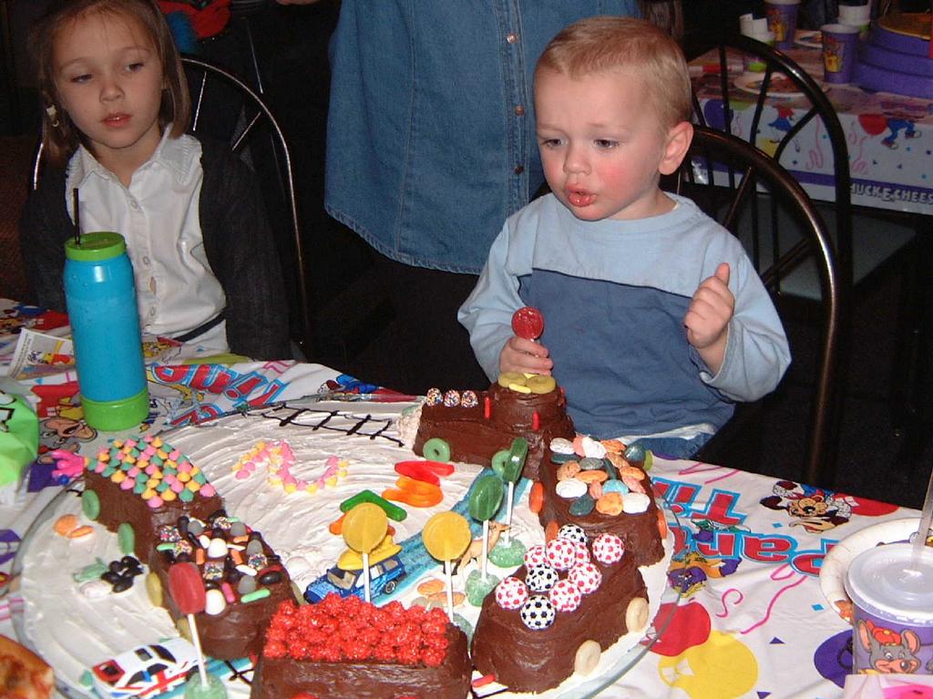 2002/03(Mar)/01(Vales_2ndBirthday)/1024x768_2002-03-03-15-Vale-Party.JPG