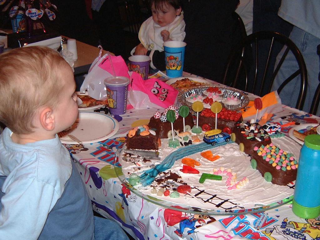 2002/03(Mar)/01(Vales_2ndBirthday)/1024x768_2002-03-03-17-Vale-Party.JPG