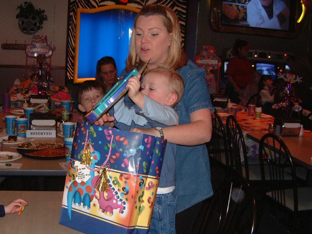 2002/03(Mar)/01(Vales_2ndBirthday)/1024x768_2002-03-03-25-Vale-Party.JPG