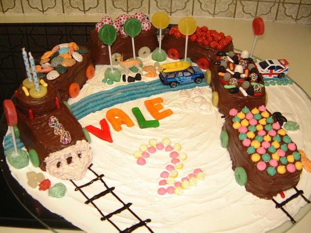 2002/03(Mar)/01(Vales_2ndBirthday)/640x480_2002-03-02-2-Vales-ChuChu-Cake.JPG