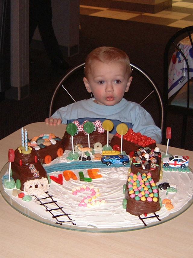 2002/03(Mar)/01(Vales_2ndBirthday)/640x480_2002-03-03-01-Vale-Party.JPG