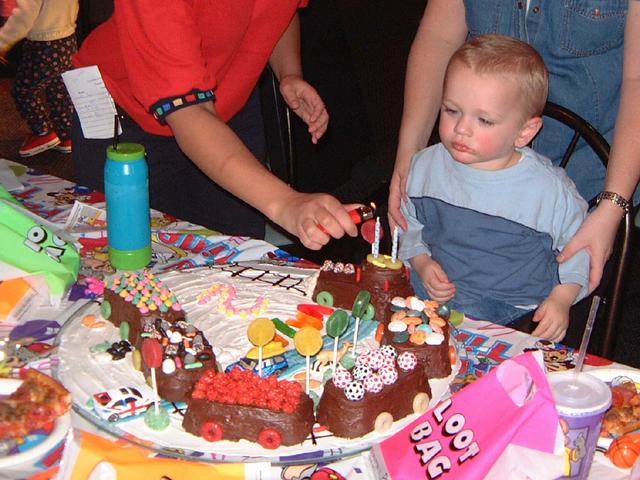 2002/03(Mar)/01(Vales_2ndBirthday)/640x480_2002-03-03-13-Vale-Party.JPG
