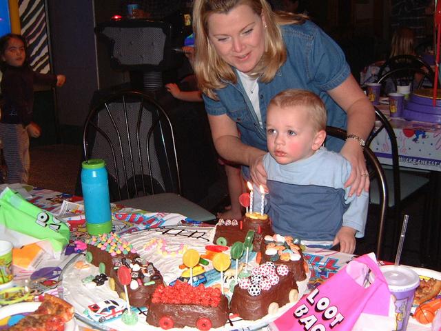 2002/03(Mar)/01(Vales_2ndBirthday)/640x480_2002-03-03-14-Vale-Party.JPG