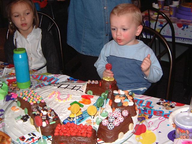 2002/03(Mar)/01(Vales_2ndBirthday)/640x480_2002-03-03-15-Vale-Party.JPG