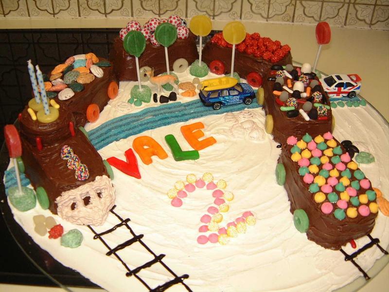 2002/03(Mar)/01(Vales_2ndBirthday)/800x600_2002-03-02-2-Vales-ChuChu-Cake.JPG