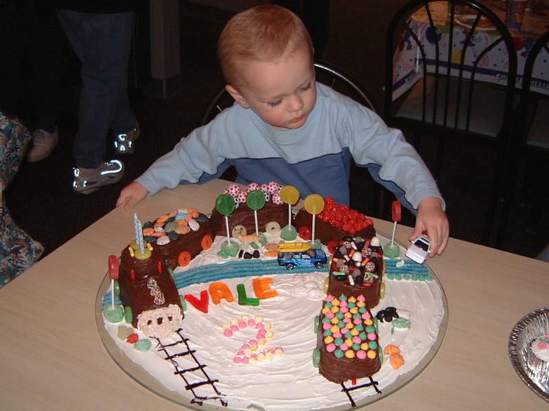 2002/03(Mar)/01(Vales_2ndBirthday)/800x600_2002-03-03-02-Vale-Party.JPG