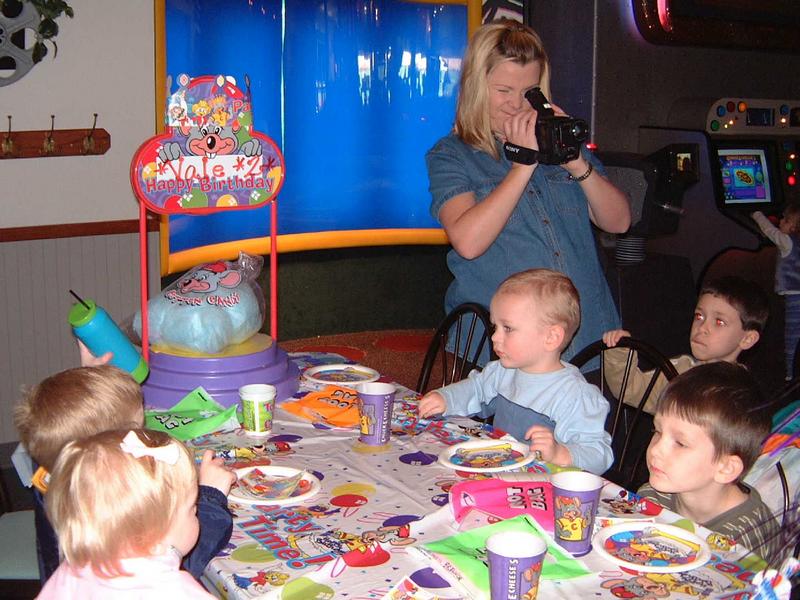 2002/03(Mar)/01(Vales_2ndBirthday)/800x600_2002-03-03-07-Vale-Party.JPG