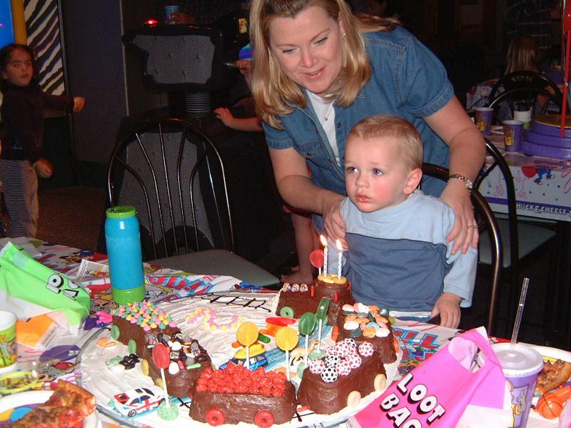 2002/03(Mar)/01(Vales_2ndBirthday)/800x600_2002-03-03-14-Vale-Party.JPG