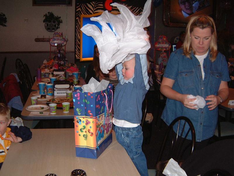 2002/03(Mar)/01(Vales_2ndBirthday)/800x600_2002-03-03-24-Vale-Party.JPG