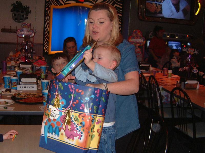 2002/03(Mar)/01(Vales_2ndBirthday)/800x600_2002-03-03-25-Vale-Party.JPG