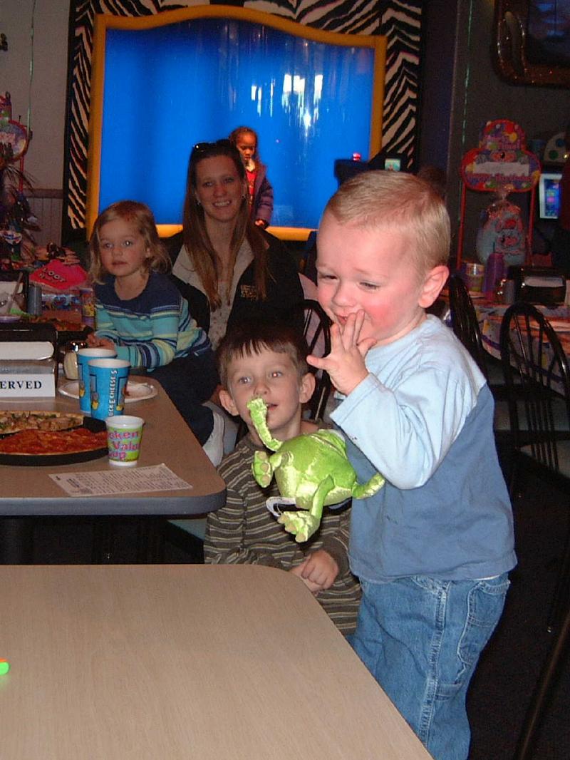 2002/03(Mar)/01(Vales_2ndBirthday)/800x600_2002-03-03-29-Vale-Party.JPG