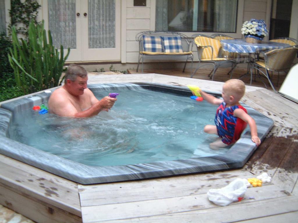2002/05(May)/01(Kyla-and-Vale)/2002-05-01-1-Vale-Hot-tub.JPG