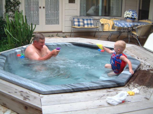 2002/05(May)/01(Kyla-and-Vale)/2002-05-01-1-Vale-Hot-tub.JPG