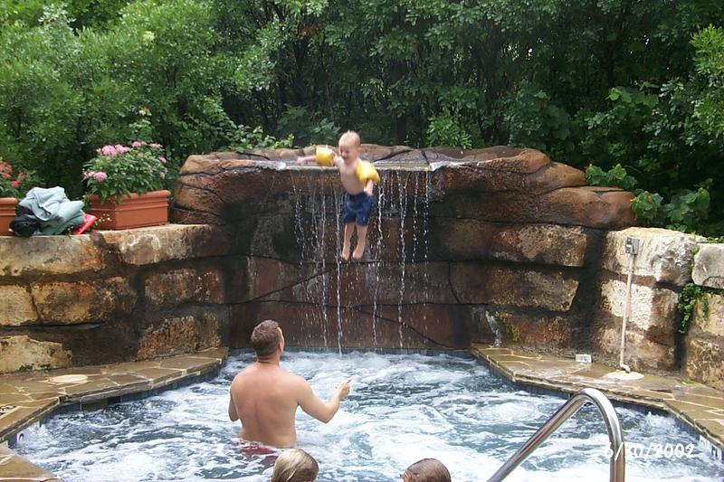 2002/06(June)/03(Vale-Hyatt-Hottub)/800x600_2002-06-30-Vale-Hyatt-Hottub.JPG