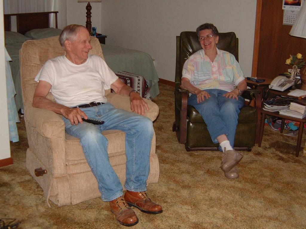 2002/08(August)/01(SD-Visit)/1024x768_2002-08-15-2-Scotts.JPG