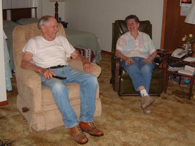 2002/08(August)/01(SD-Visit)/640x480_2002-08-15-2-Scotts.JPG