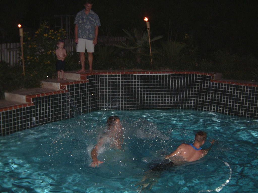 2002/08(August)/02(Shower-Josh-Heather)/1024x768_2002-08-17-29-Shower.JPG