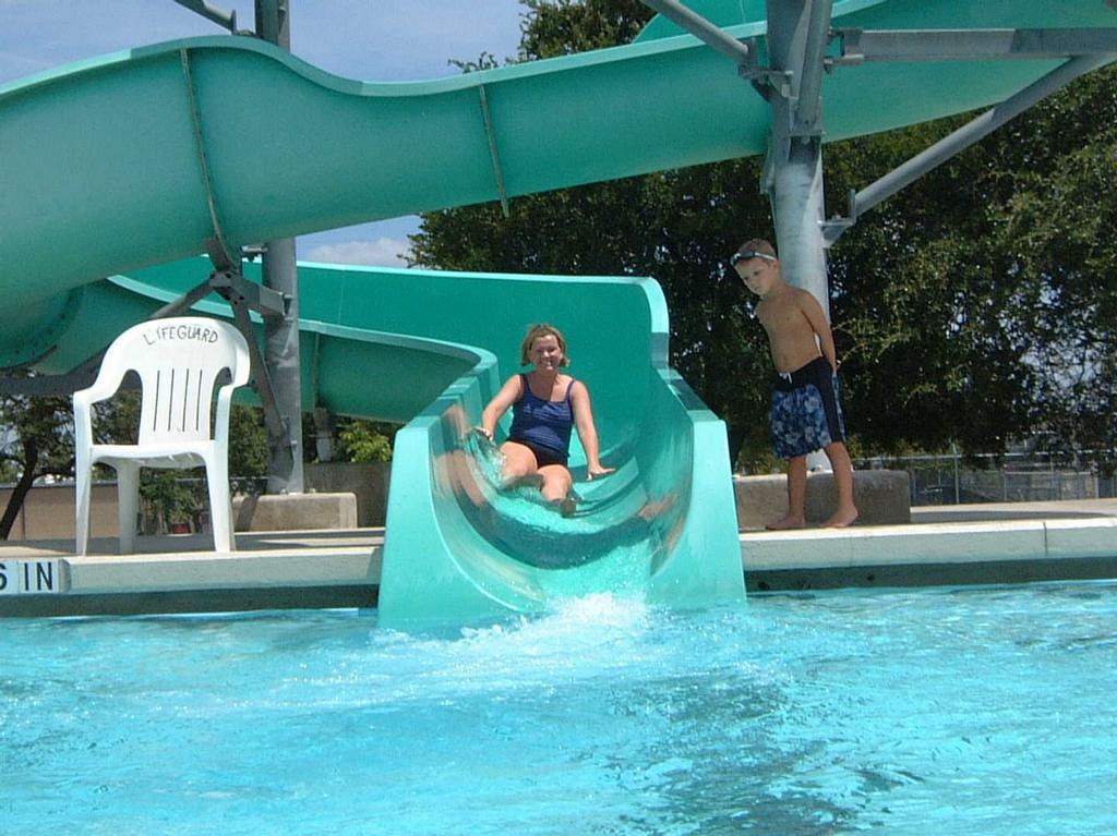 2002/08(August)/03(pool)/1024x768_2002-08-18-04.JPG