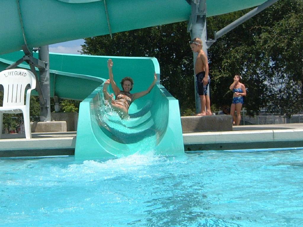 2002/08(August)/03(pool)/1024x768_2002-08-18-05.JPG
