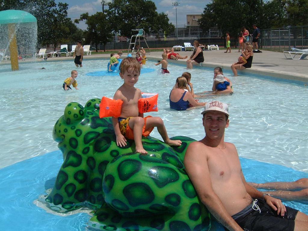 2002/08(August)/03(pool)/1024x768_2002-08-18-12.JPG