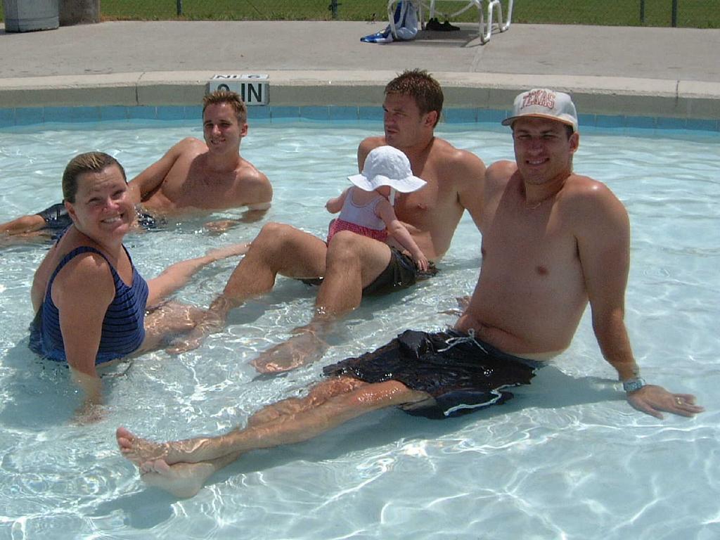 2002/08(August)/03(pool)/1024x768_2002-08-18-16.JPG