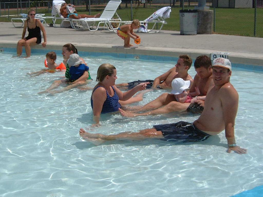 2002/08(August)/03(pool)/1024x768_2002-08-18-17.JPG
