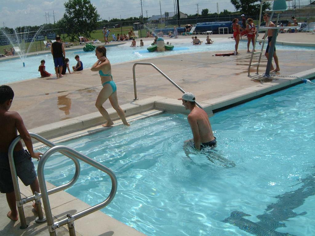 2002/08(August)/03(pool)/1024x768_2002-08-18-26.JPG