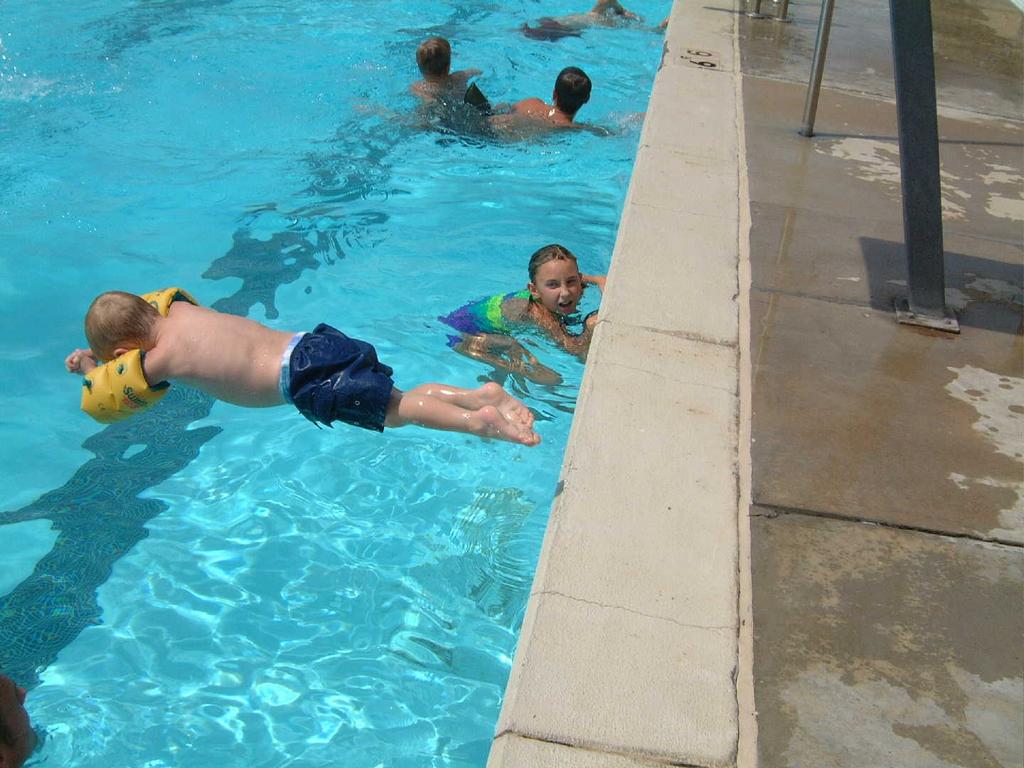 2002/08(August)/03(pool)/1024x768_2002-08-18-35.JPG